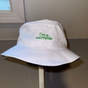 NWOT White Women’s Bucket Hat with Green Text I’m A Mommie Bobbie